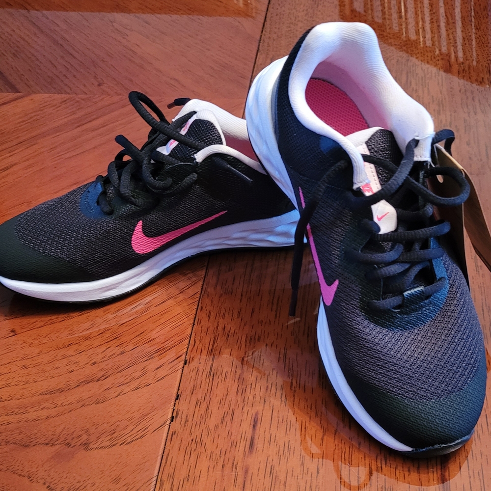 Nike Women's Black and Pink Running Shoes